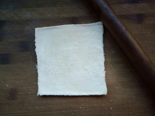 2、棒棒糖三明治,用擀面杖擀平，尽量擀薄一点，防止后面卷的时候断裂。