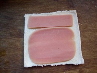 3、棒棒糖三明治,放一片火腿，没有买到那种薄薄的火腿片，所以切了一片方腿。