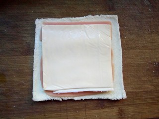 4、棒棒糖三明治,火腿片上放一片奶酪。