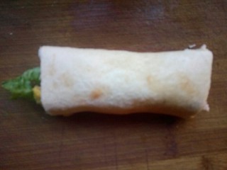 7、棒棒糖三明治,从一端压紧卷起来，接口朝下，静置一会。