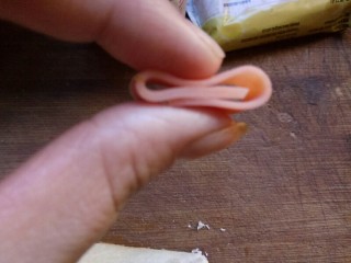 8、棒棒糖三明治,切一片细条火腿，如图折叠。