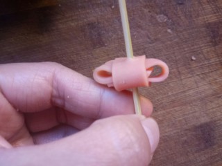 9、棒棒糖三明治,再切一片火腿，中间绕两圈，用牙签固定住。