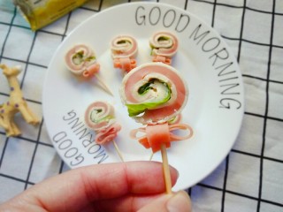 10、棒棒糖三明治,将土司卷切开来，固定在牙签上就可以了。