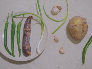 1、青椒香肠土豆片,食材准备～