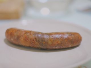 5、青椒香肠土豆片,香肠蒸熟（妈妈给寄的，放冰箱冷冻保存的，生的切不动）