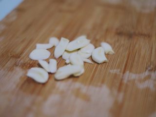 8、青椒香肠土豆片,蒜切片