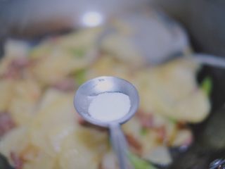 14、青椒香肠土豆片,大火翻炒一分钟左右，放适量的盐