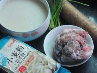 1、无肉不欢+灌汤生煎包,各种食材准备好,皮冻是事先煮的猪脚汤,放在冰箱里冻至凝固即可。