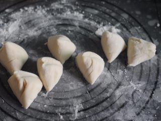 6、无肉不欢+灌汤生煎包,发酵好的面团分成比饺子皮稍大的小剂子