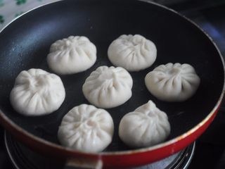 11、无肉不欢+灌汤生煎包,平底锅刷油,将做好的包子摆放整齐,小火将底部煎至微黄,变硬