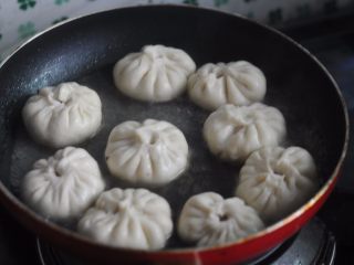 13、无肉不欢+灌汤生煎包,盖上盖子,将包子焖熟,听到锅里有吱吱的声音即可开锅