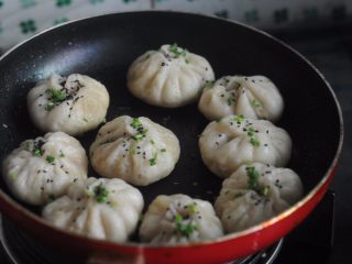 14、无肉不欢+灌汤生煎包,撒上黑芝麻和葱花即可出锅