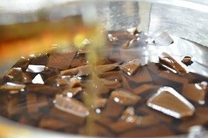 2、【小森妈妈菜谱】补血养颜圣品—阿胶核桃膏,将阿胶敲碎或碎块放入黄酒中，倒入即墨老黄酒充分泡制24个小时（用黄酒泡制这么长时间，是为了让阿胶的功效能够充分的发挥出来。千万别直接熬制）