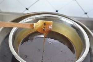 4、【小森妈妈菜谱】补血养颜圣品—阿胶核桃膏,继续熬制，直到粘稠为止，没开始稠的时候可以不用太紧张。等开始慢慢稠的时候就要打起12分精神，这个时候最容易糊锅的。一定要全锅搅拌均匀。