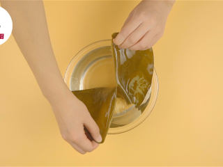 2、关东煮汤底轻松调,昆布泡开撕成大片、苹果半个对半切开、干香菇4朵用温水泡开