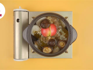 3、关东煮汤底轻松调,锅中倒入适量清水，加入白萝卜片、昆布、木鱼花15g、虾米15g、苹果、香菇，开大火煮沸，盖上盖子，转小火熬煮2小时