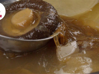 4、关东煮汤底轻松调,捞出香菇、苹果、昆布不用，加入清酒15ml、盐5g、酱油15ml、白糖15g，搅拌均匀