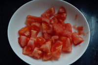 3、番茄龙利鱼,去皮的番茄切成小块备用