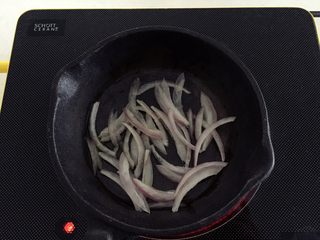2、芦笋虾仁蛋饼—口感松软,补充丰富的蛋白质,煎锅擦干,倒入少许植物油,放入洋葱。