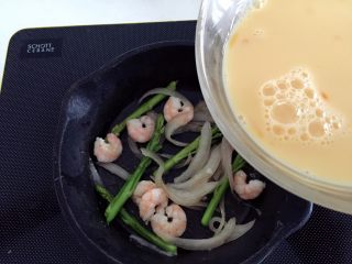 5、芦笋虾仁蛋饼—口感松软,补充丰富的蛋白质,将芦笋和虾仁在锅底铺好,不要重叠,倒入鸡蛋牛奶液。