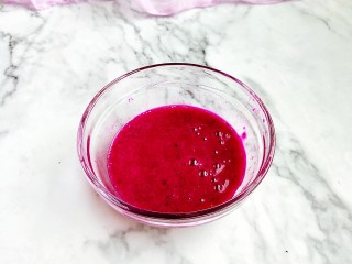 2、火龙果牛奶小方,红心火龙果入榨汁机中榨成汁备用。