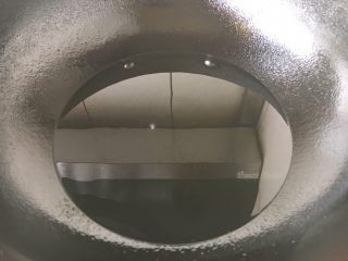 8、炸小河虾,大火置锅，锅里放入足够的油。