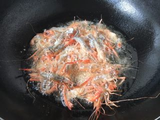 9、炸小河虾,当油温升至5或者6成热时，放入小河虾。