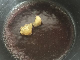 2、杨梅干,因为我之前煮了杨梅汤，所以留了一点汁下来做杨梅干。用清水就可以。图中的水还是多了，其实可以更少点（我甚至觉得水都可以不放），因为要把杨梅的水分煮干是一件漫长的事情。