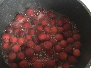 4、杨梅干,中小火，先前可以不用去管它，因为杨梅会析出很多水分来。