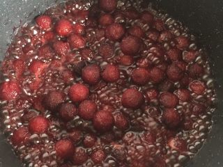 5、杨梅干,一直煮，为了加速水分蒸发，我是开盖煮的。也可以尝下味道，按自己喜欢的甜度加糖。