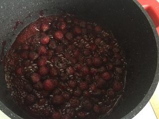 6、杨梅干,为了保持杨梅的完整，期间不要用铲子经常去翻动杨梅，只需拿起锅子晃动几下，以防粘底。煮杨梅期间会发现杨梅越来越小，颜色也越来越深。