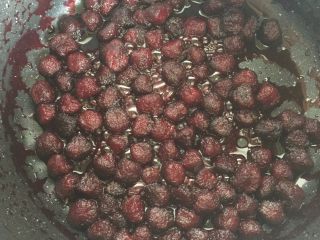 7、杨梅干,我用的是不粘锅，所以不太用担心会粘底。一直煮到水分很少的时候可以关火了。