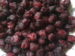 8、杨梅干,盛出到盘子里。因为不是很干，所以准备用微波炉来帮忙。有烤箱的话应该更好吧。