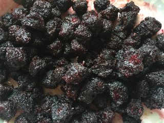 9、杨梅干,微波炉叮了大约14分钟，可以几分钟分开来叮，随时观察，防止过度干燥。烤箱也是如此，不要一下子长时间烘烤。如果家里既没有微波炉也没有烤箱，那就在锅里煮的时间再长一点，尽可能把水份蒸发掉。