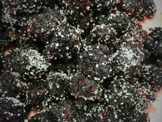 10、杨梅干,最后叮好的杨梅放凉，撒白糖拌均匀，就可以开吃了。味道酸酸甜甜非常不错，自己做的杨梅干吃起来特别放心。