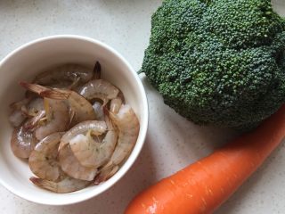 1、虾仁西兰花,准备食材