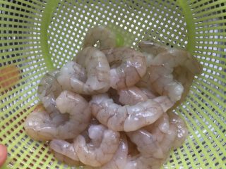 2、虾仁西兰花,虾仁去壳清洗干净
