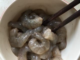 6、虾仁西兰花,搅拌均匀备用