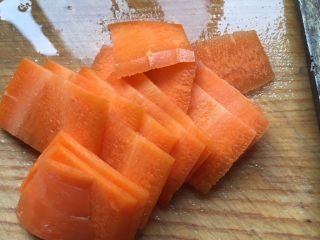 8、虾仁西兰花,胡萝卜切片