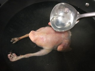 2、红枣枸杞乳鸽汤,起锅烧半锅开水，水开转中小火，放入鸽子焯烫2，3分钟取出，有利于清理平净小绒毛