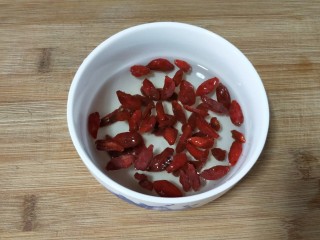 4、红枣枸杞乳鸽汤,枸杞放水中泡5分钟捞出