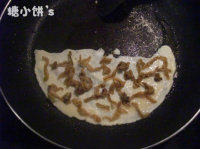 5、轻松熊便当,撒上泡发好的鲍鱼边卷起