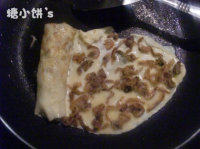 6、轻松熊便当,再铺一层蛋液和鲍鱼边卷在一起