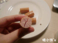 10、轻松熊便当,火腿肠切段。表面深切三刀等分成6份