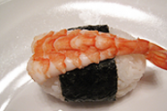 11、海鲜寿司,取一只虾放在做好的海苔饭团上即可。