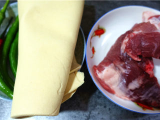 1、肉末烧豆腐皮,材料准备。