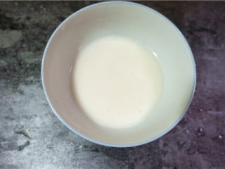 3、肉末烧豆腐皮,取一小碗,放入2勺红薯粉,加适量清水,调匀,做成水豆粉。