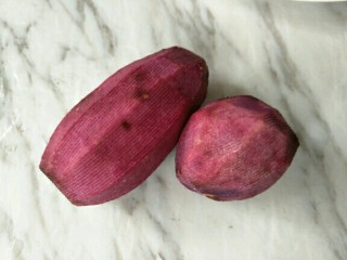 2、南瓜紫薯蛋卷,紫薯去皮