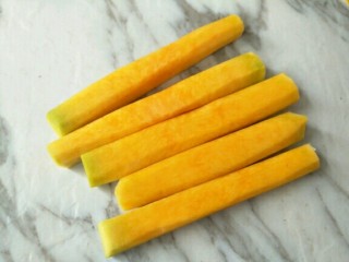 4、南瓜紫薯蛋卷,南瓜切条状