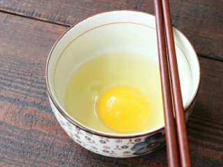 6、南瓜紫薯蛋卷,鸡蛋磕入碗中，加入食盐搅散